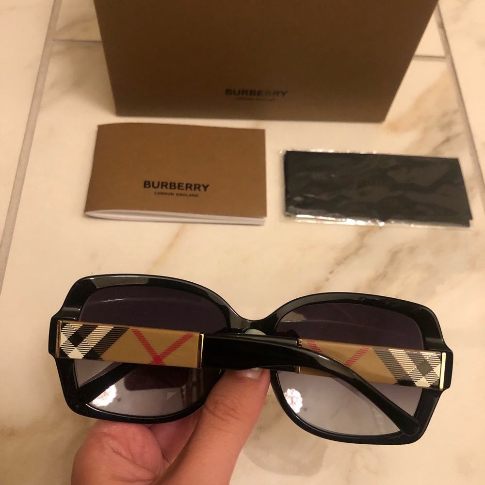 🔥NEW BURBERRY SUNGLASSES 🔥 - Picture 4 of 12